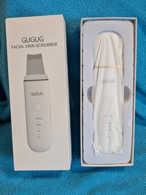 White Facial Skin Scrubber